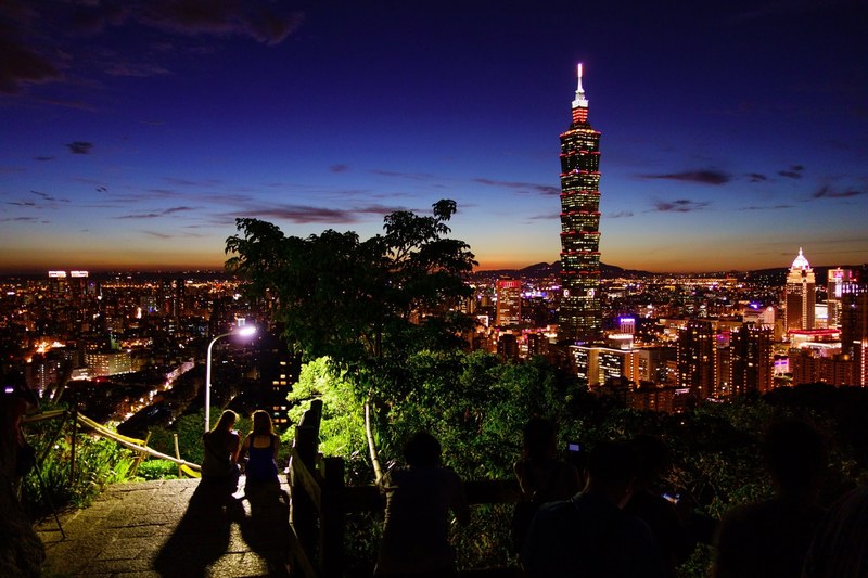 people on top of a hill admiring the taipei cityscape and taipei 101 skyscraper at night, taipei 101 night cityscape 4k