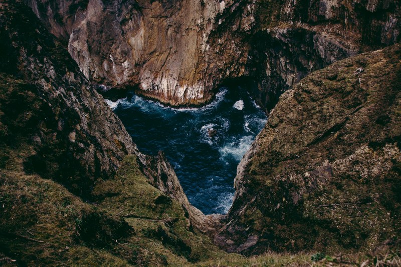 ravine viewed from a top of the cliff at cannon beach, cliffs over the ocean 4k