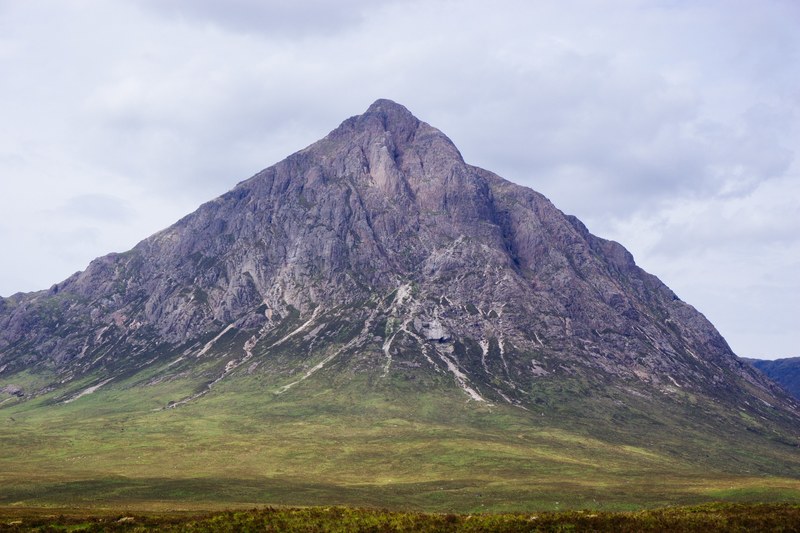 a tall jagged mountain peak in the scottish highlands, lone mountain in scotland 4k