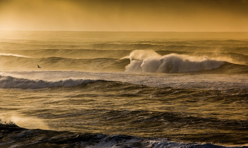 large waves splashing near the beach at salishan spit, three lions 4k