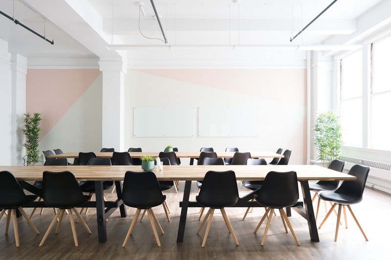 long tables with black chairs in a large meeting room, large meeting room 4k