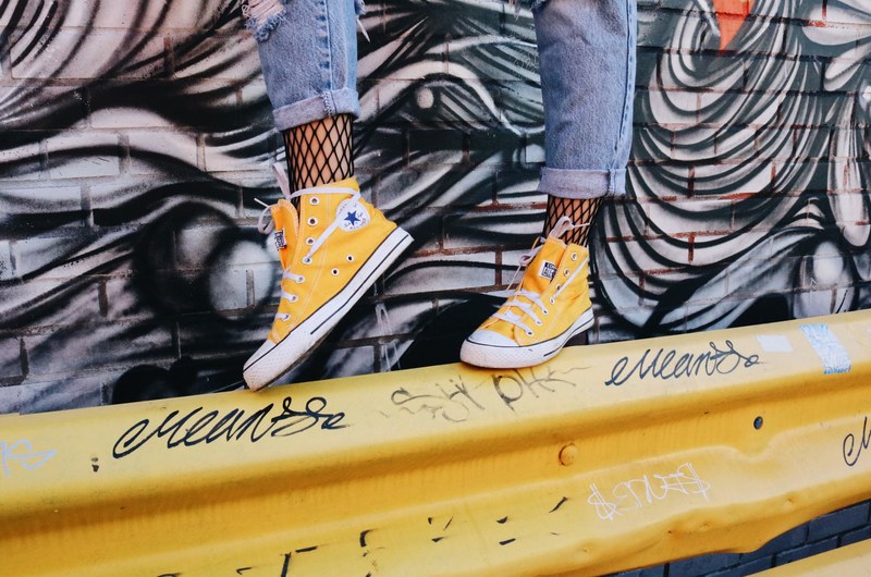 shoes converse yellow and feet 4k