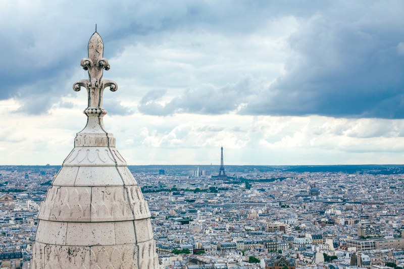 a long distance view of the eiffel tower on a cloudy day in paris france, _long distance view of eiffel tower 4k