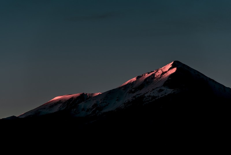 the last rays of daylight on a sharp mountain ridge, mountain at twilight 4k