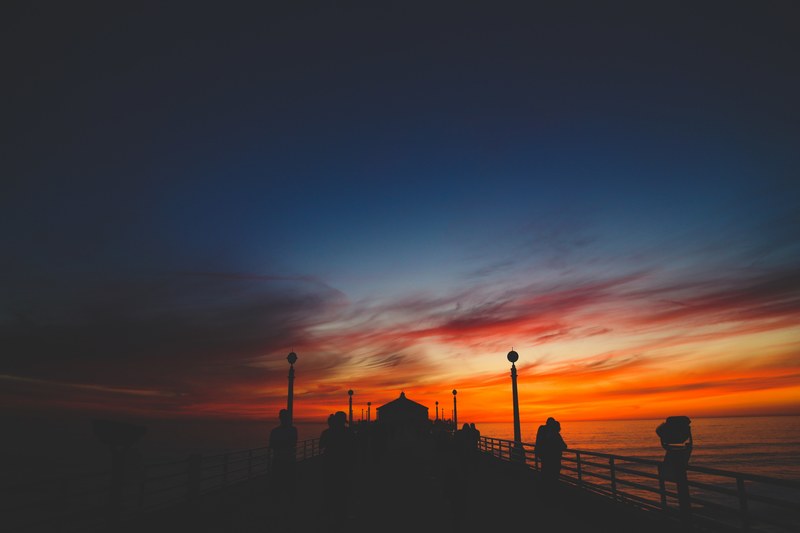 crowded unlit manhattan beach pier after the sunset, crowded pier after the sunset 4k