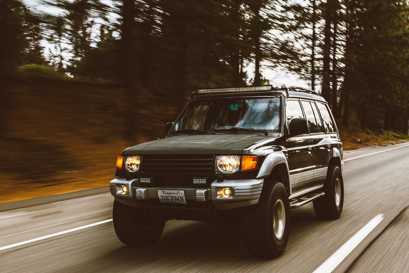 motion shot of black jeep driving along freeway in colfax, black jeep colfax 4k