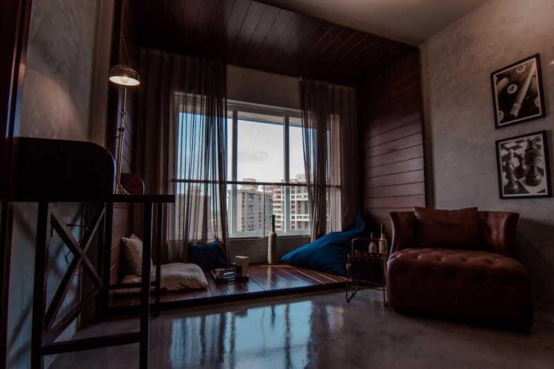 clean living space in mumbai house with window looking out on city, clean mumbai house room 4k