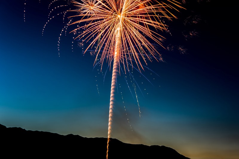 fireworks in the night sky over bridgeport, bridgeport fireworks 4k