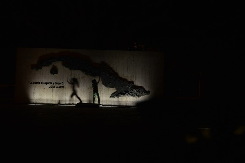 children playing with their shadows against a wall, sculptures and shadows 4k