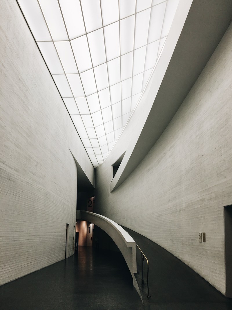 a ramp along a curved wall in the kiasma museum, museum ramp 4k