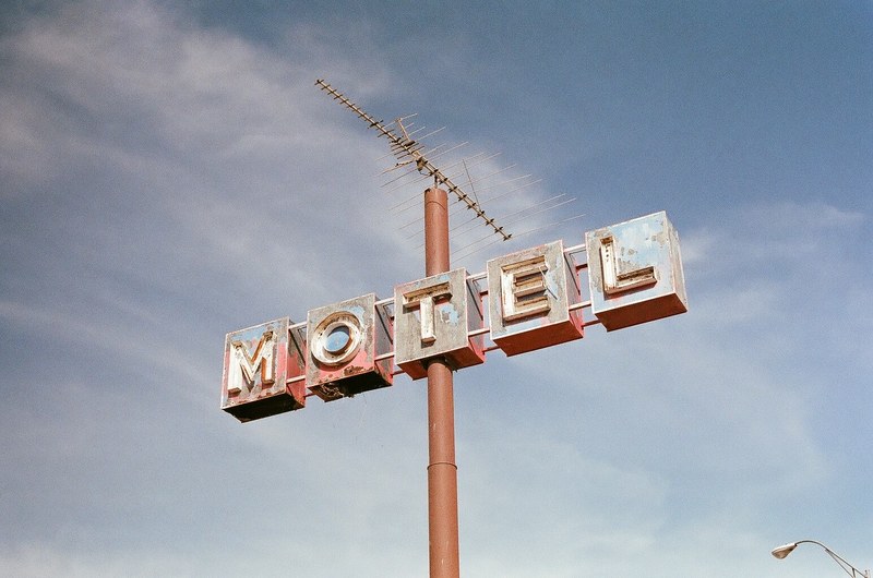 sign motel antenna and pole 4k