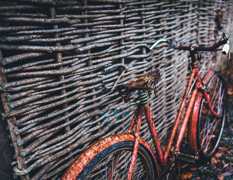 a rusted bicycle against a wooden wall, _rusted bicycle 4k