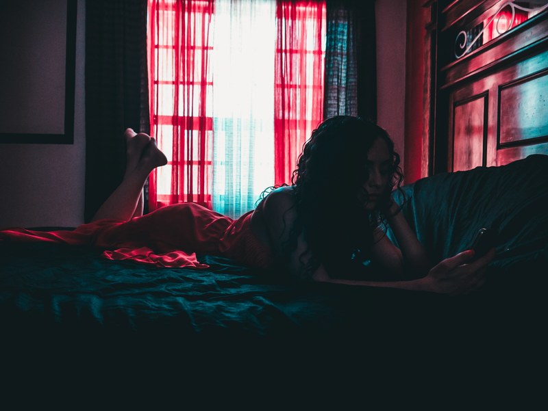 portrait bedroom phone and alone 4k