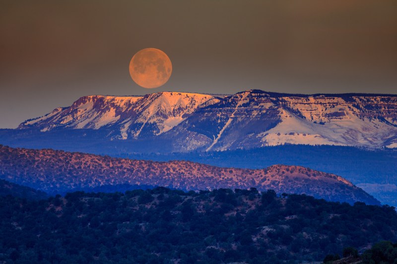 a large full moon over table top mountains at dusk, april 10 2017 moonset at 648 am_ 4k