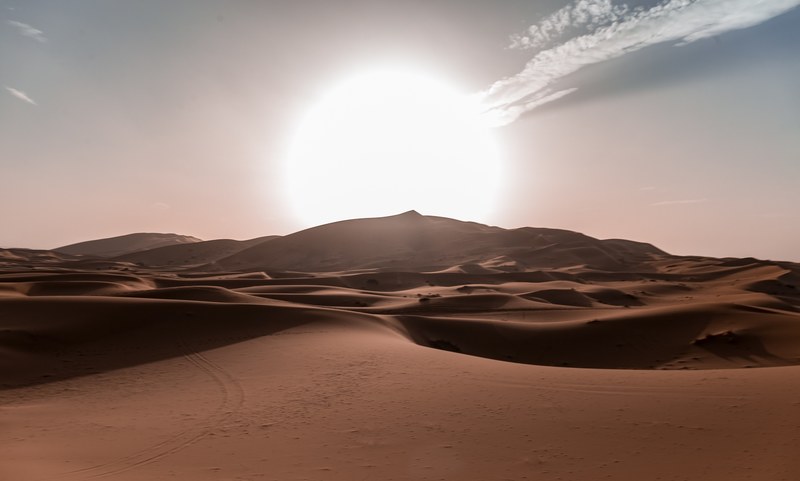 sun rides over rolling sand dunes of the sahara desert, le roi soleil 4k