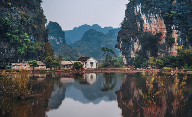 mountains and a chalet reflecting in a lake, _farm between two valleys 4k
