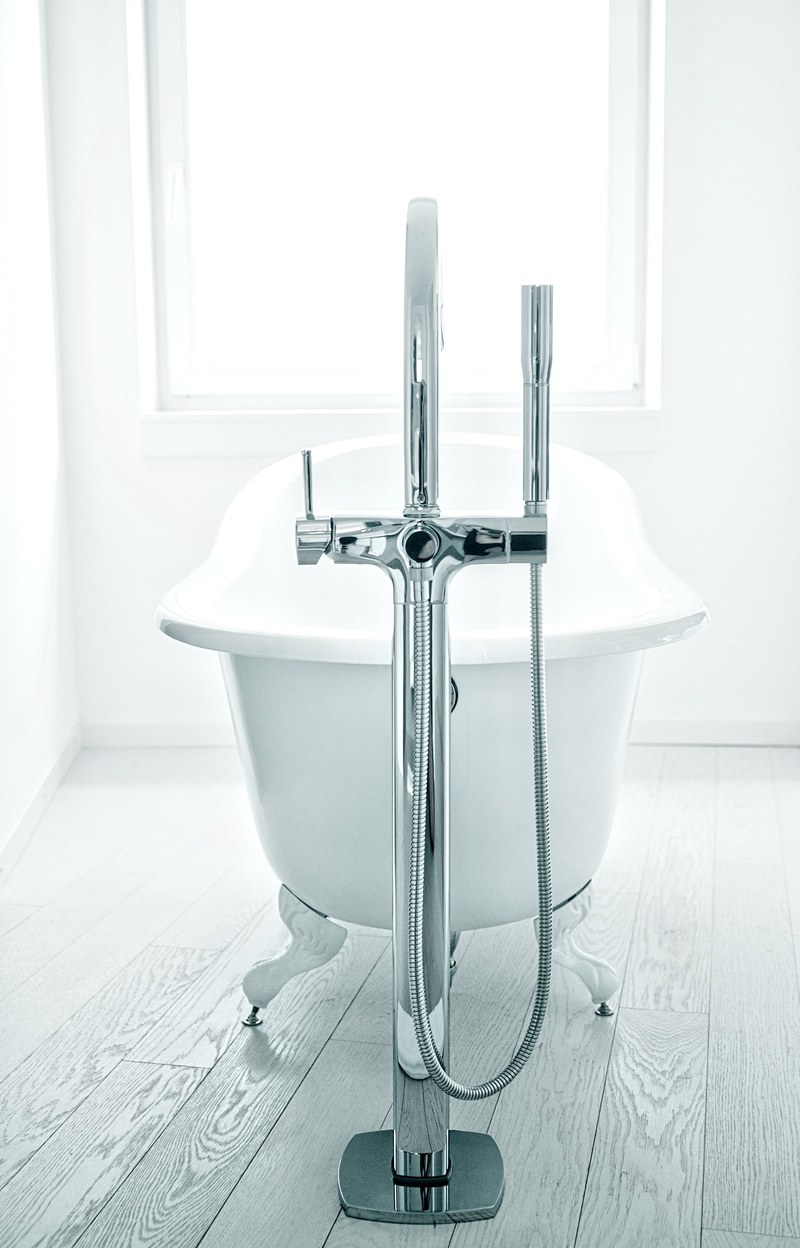 a claw footed deep soaker tub, _deep soaker bathtub 4k