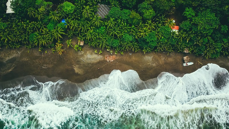 large waves rippling in to shore on a tropical beach, _waves beach 4k