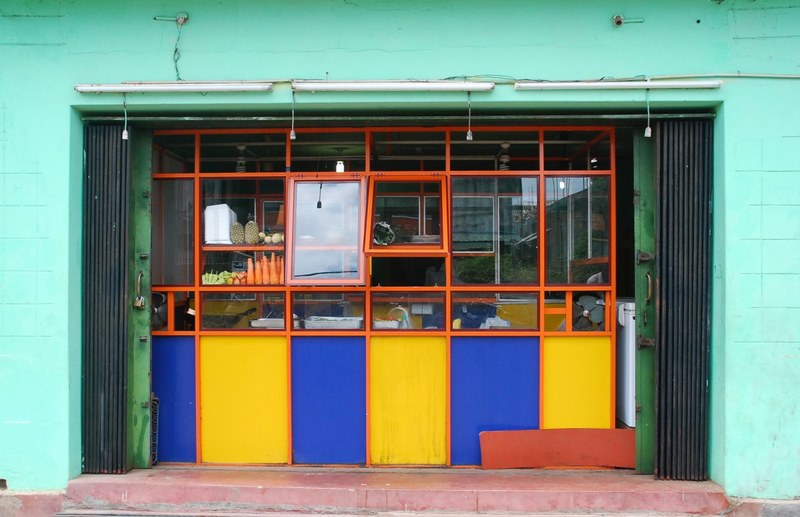 a store window with yellow and blue tiles below, yellow and blue store window 4k