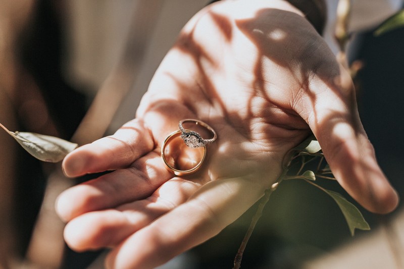 hand holding ring and engagement 4k