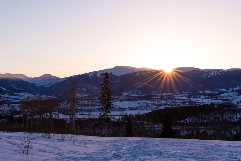 setting sun diving behind a snow covered mountain ridge in silverthorne, sunset over mountains in silverthorne 4k