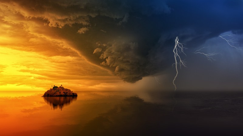 lightning coming from the sky hitting the ocean during sunset, _ocean sunset lightning 4k