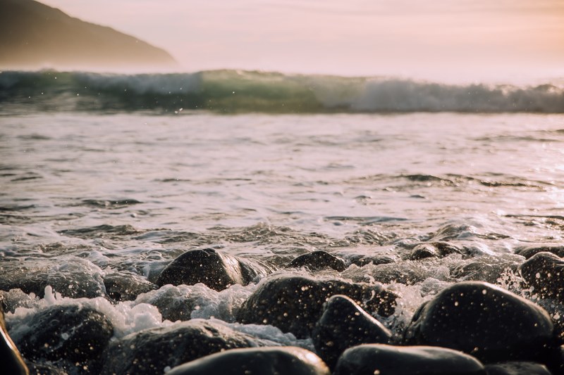 small waves crashing over rocks, _waves hitting rocks 4k