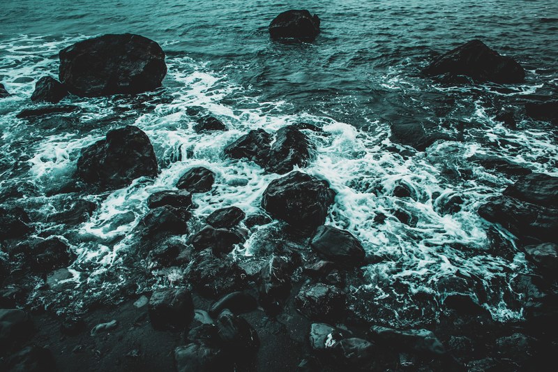 dark rippling waves hitting into rocks, _ocean 4k