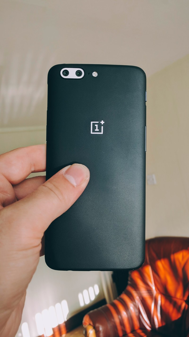 holding a black smartphone, _holding black smartphone 4k