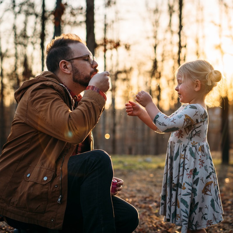 a man playing with his kindergarten aged daughter outside, _daddy daughter 4k