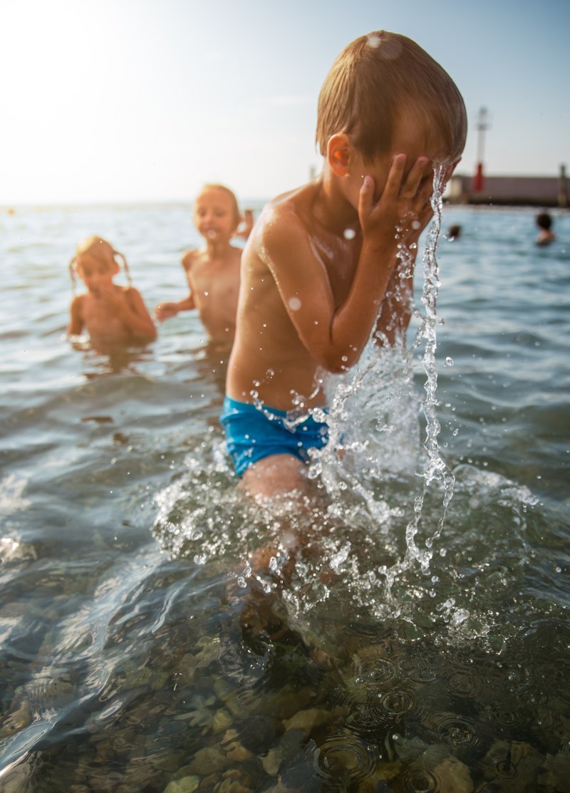 a little kid splashing water on his face in koper, koper kids 4k