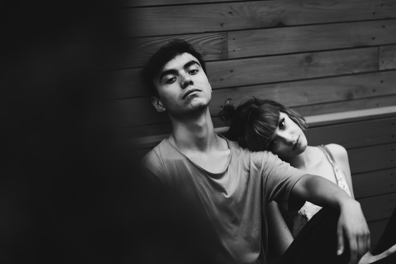 a girl resting her head on a boys shoulder, _feel at ease 4k