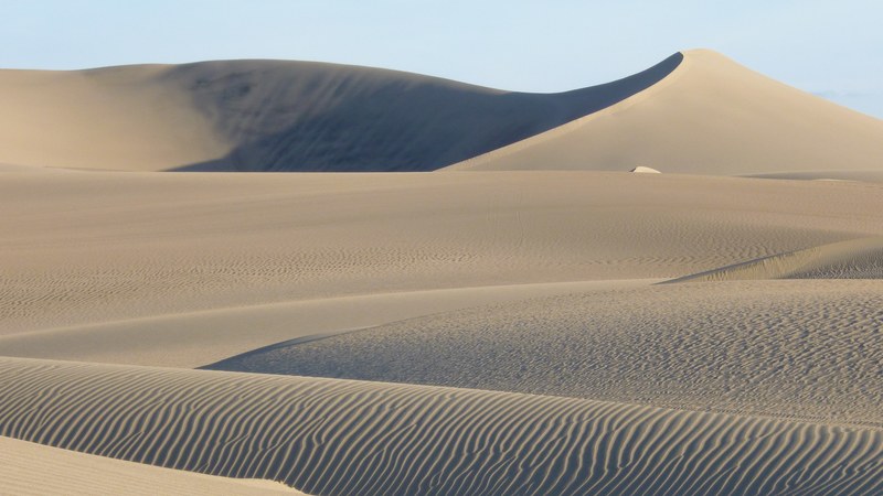 sand dunes and ripples in the desert of huacachina, sandy designs 4k