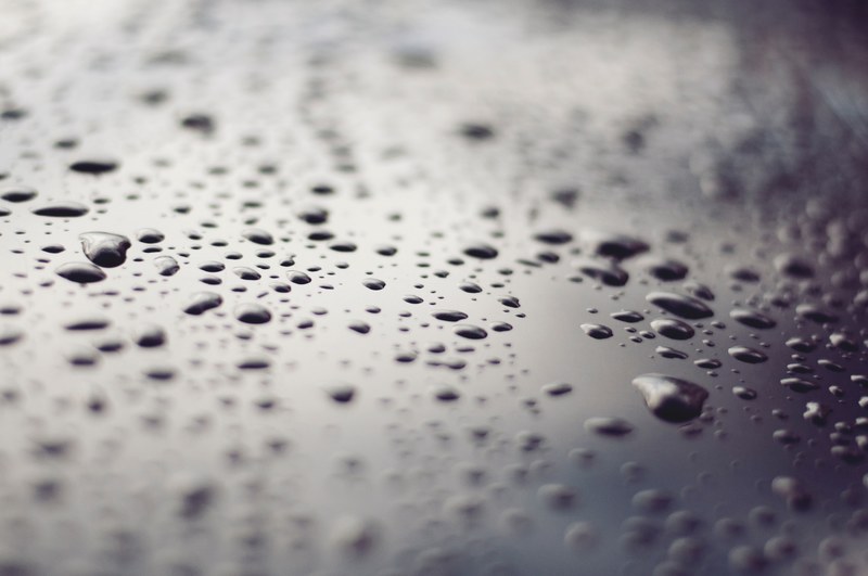 droplets of water on a smooth metallic surface, water on a metallic surface 4k
