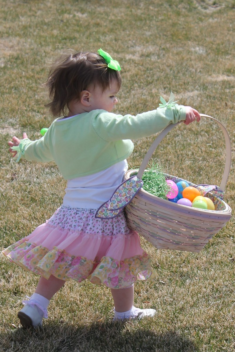 a girl carrying plastic eggs in an easter basket, _girl easter hunt 4k
