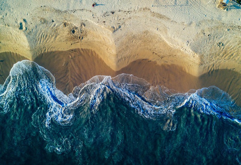 large rippling waves hitting the beach, _large incoming tidal waves 4k