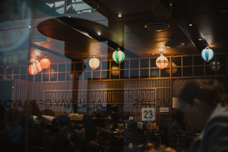 lamps are reflected in the window of a restaurant with lanterns on the ceiling and wooden panels inside, reflection lamps lanterns 4k