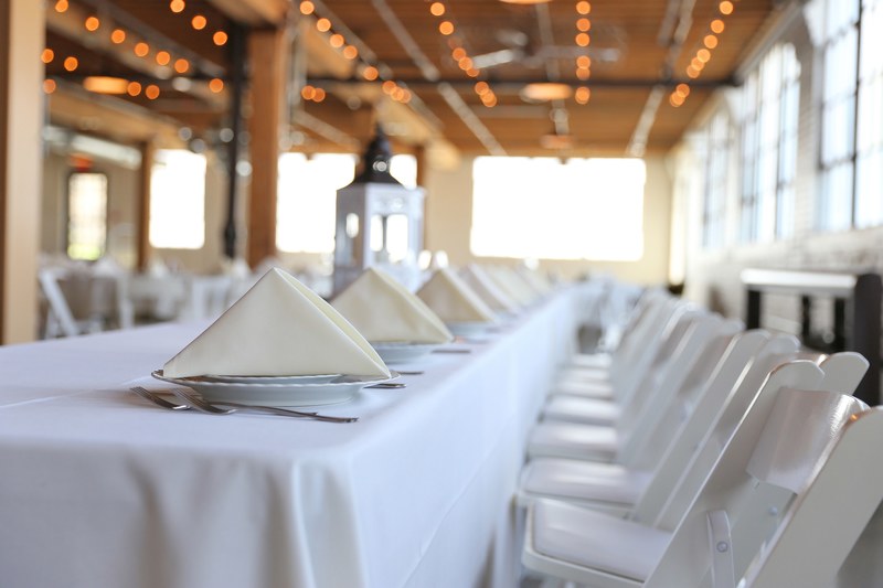 table venue light and plate 4k