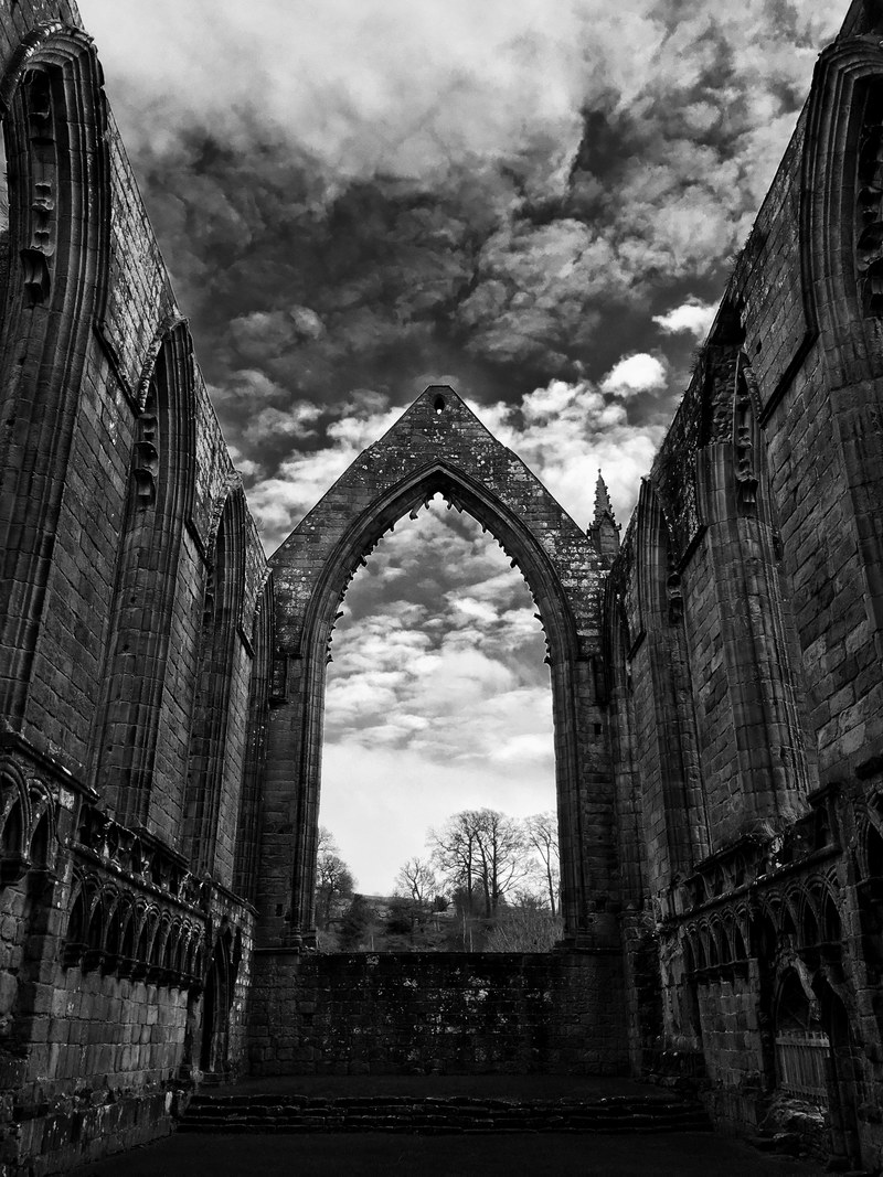an archway in an alley between two old buildings, _alley archway 4k