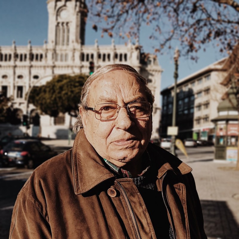 an elderly man with glasses staring blankly with the city behind him, _elderly man with glasses 4k