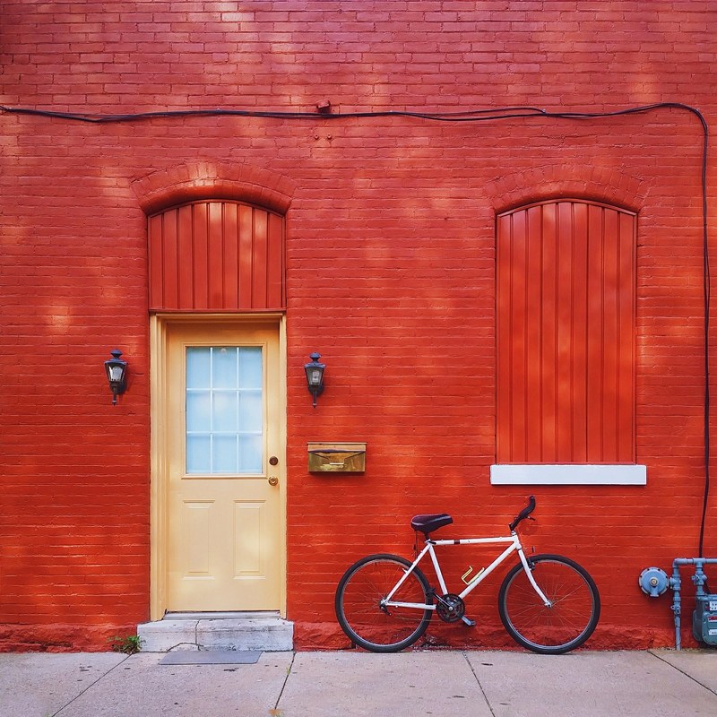 door brick mailbox and bicycle 4k