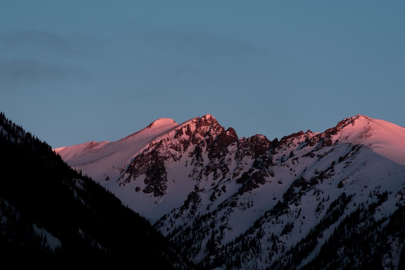 shadow falling over a mountain ridge during sunset in silverthorne, mountains in silverthorne during sunset 4k