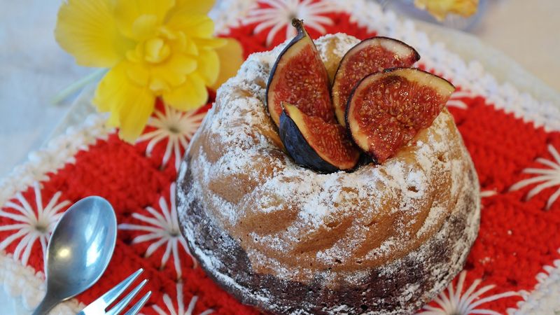 cake, figs, sugar powder, flowers, 4k