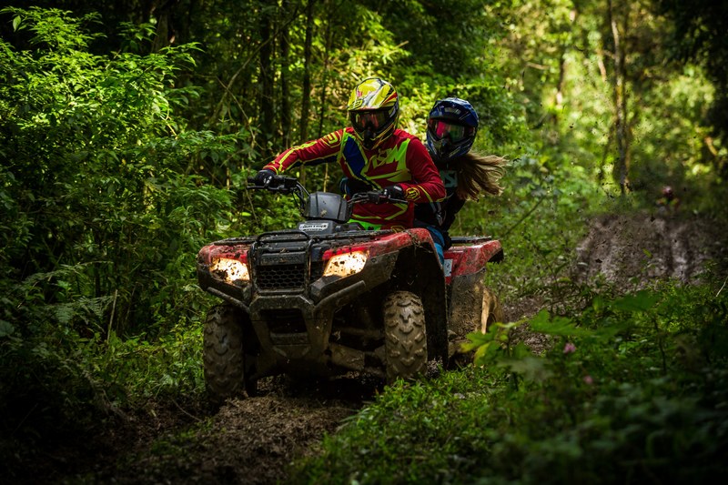 two people driving a quad bike through a jungle in ct leandro silva, casal acelerador quadriciclo dust adventure 4k