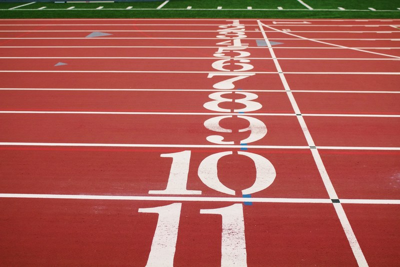 numbers along the starting line on a running track, starting line 4k