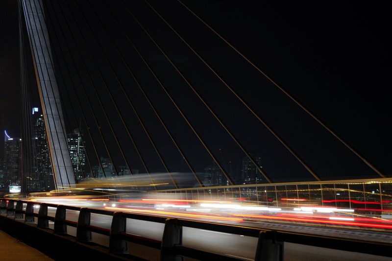 a dark and blurry shot of traffic light trails on a tension bridge in sydney, sydney tension bright light trails 4k