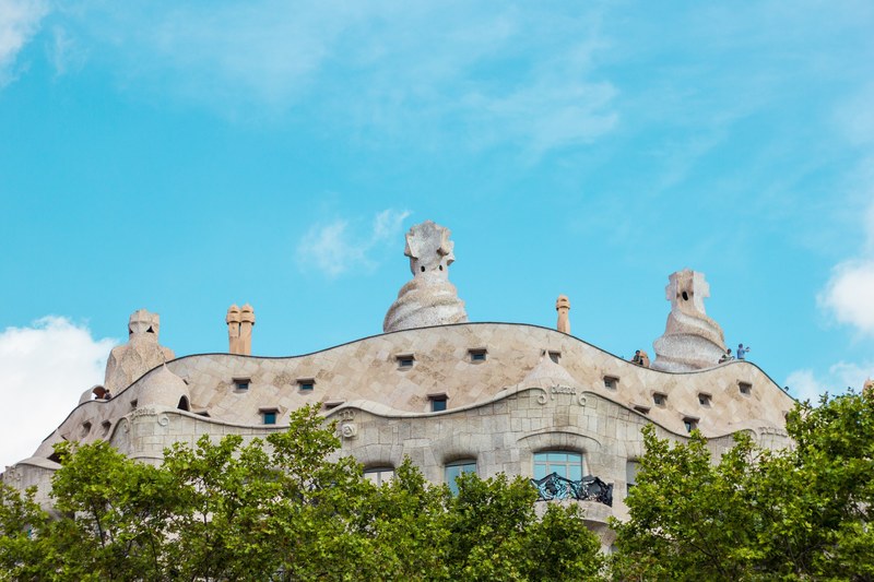 architecture building tree and gaudi 4k