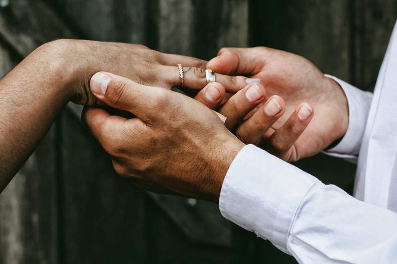 groom slips the ring on the finger of his bride on their wedding day, with this ring 4k