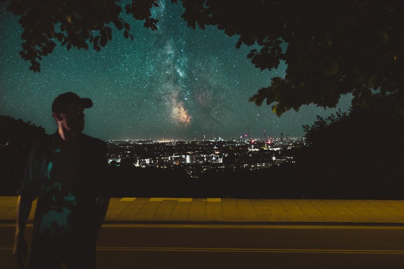 night sky stars and tree 4k