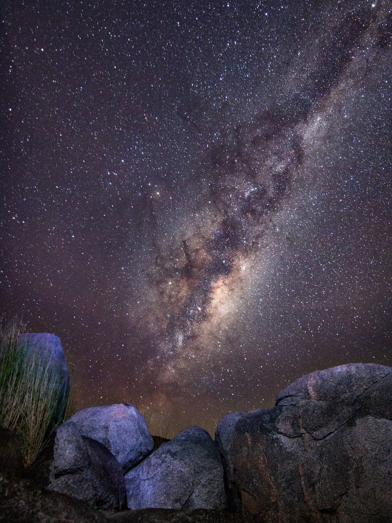 the milky way as seen over the rocks at jindabyne, milky way photo jindabyne 4k